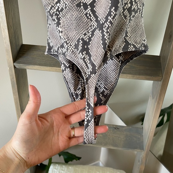 Babaton contour bodysuit - Picture 2 of 4